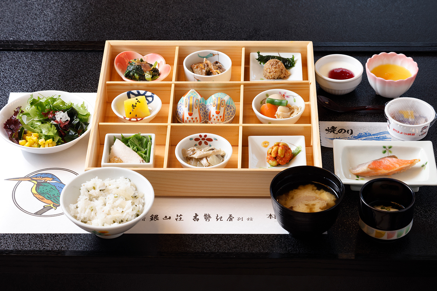 銀山荘の朝食膳（和食セット）