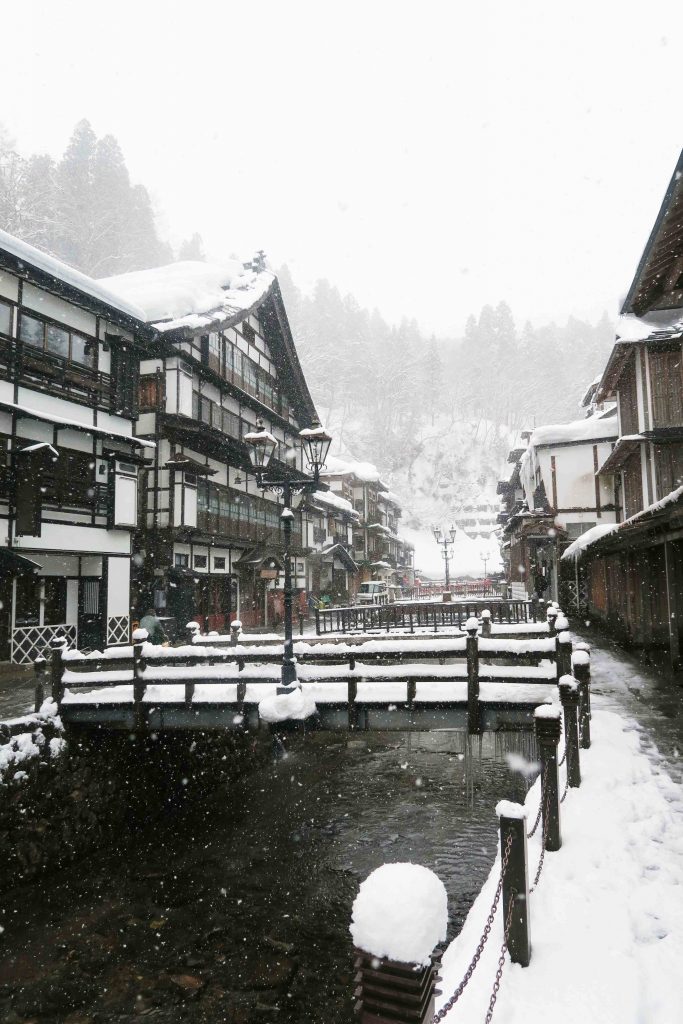 雪景色の銀山温泉街（冬の全景）