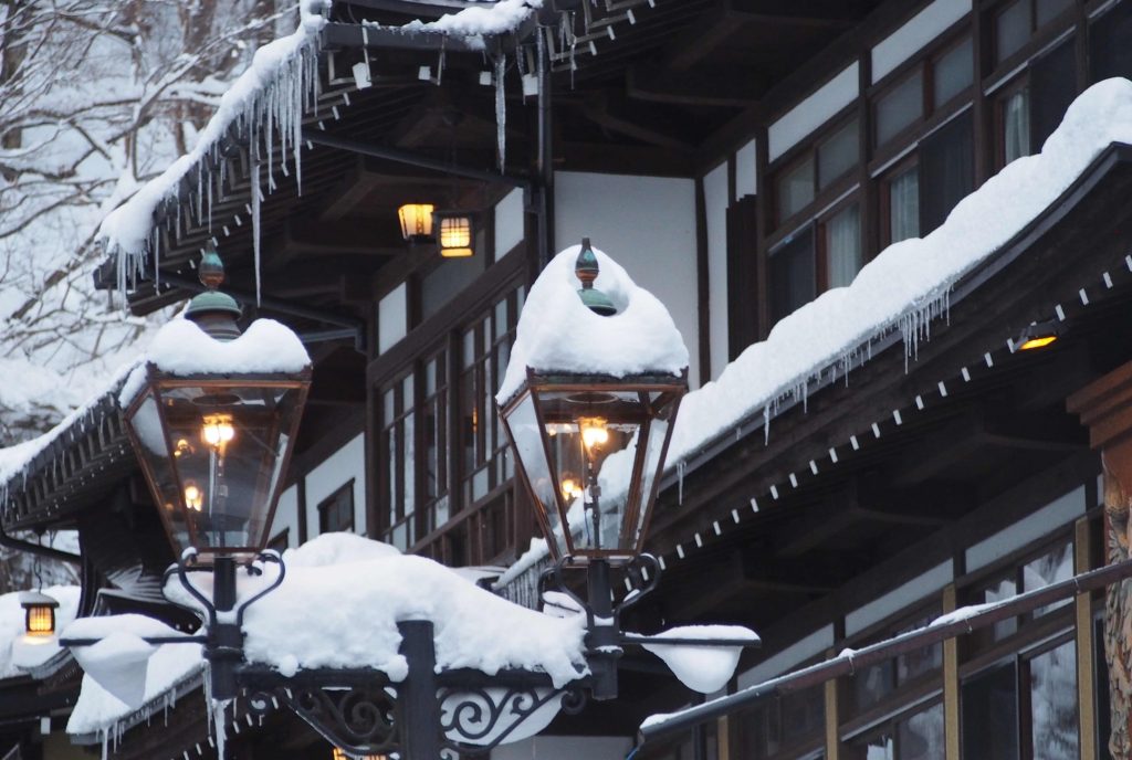 銀山温泉は清々しい白銀の世界です